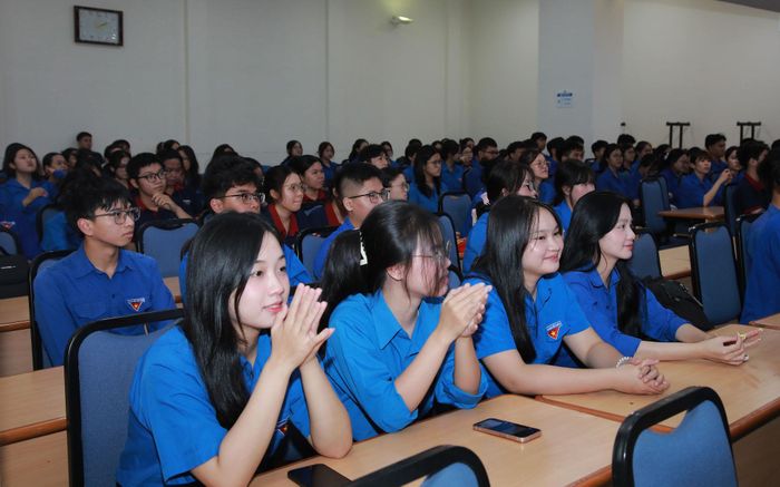 Hơn 200 sinh viên của Đại học Đà Nẵng tham dự phiên tòa giả định. Ảnh: ĐẮC MẠNH