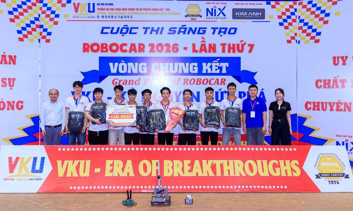 Giải Nhất chung cuộc thuộc về các thành viên đội Robosche. Ảnh: THU HÀ
