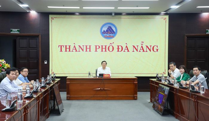 Phó Chủ tịch UBND thành phố Trần Nam Hưng chủ trì tại điểm cầu Đà Nẵng. Ảnh: NGỌC PHÚ