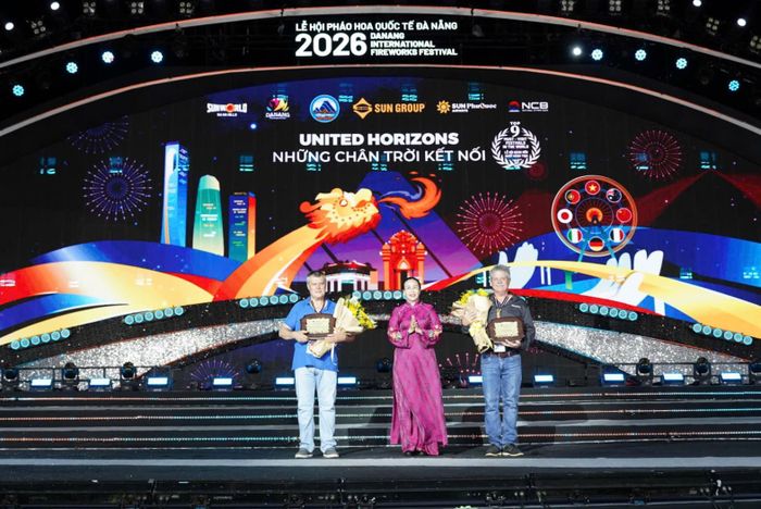 Trưởng Ban tổ chức Lễ hội pháo hoa quốc tế Đà Nẵng 2026 Nguyễn Thị Anh Thi (giữa) trao kỷ niệm chương cho đại diện 2 đội.