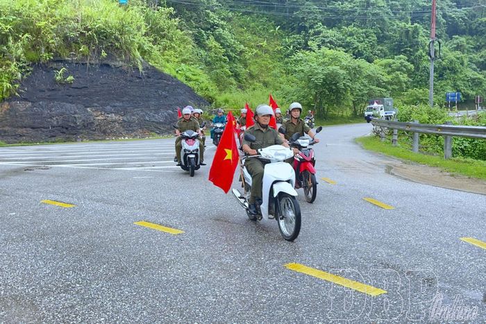 Các lực lượng diễu hành tuyên truyền hưởng ứng Tháng hành động phòng, chống ma túy năm 2026.