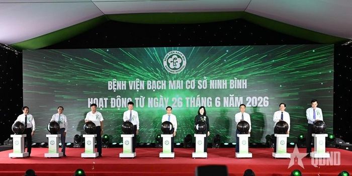 Các đại biểu bấm nút khai trương Bệnh viện Bạch Mai cơ sở Ninh Bình.