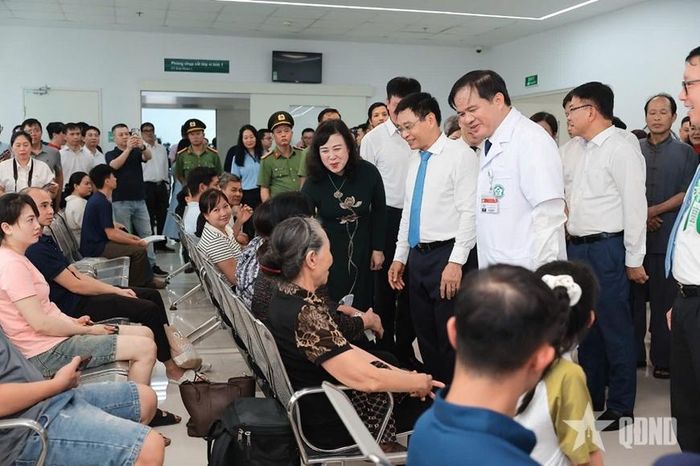 Phó thủ tướng Nguyễn Văn Thắng cùng các đại biểu đến thăm hỏi, động viên bệnh nhân thăm khám tại Bệnh viện Bạch Mai cơ sở Ninh Bình.