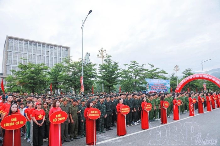 Đông đảo cán bộ, chiến sĩ, người dân Điện Biên tham dự lễ mít tinh.