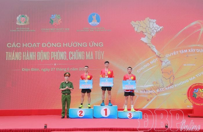 Ban tổ chức trao giải nhất, nhì, ba cho các VĐV đạt thành tích xuất sắc nội dung chạy nam 5km.