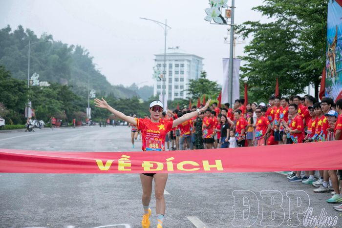 VĐV giành giải nhất cự ly 3km nội dung nữ.