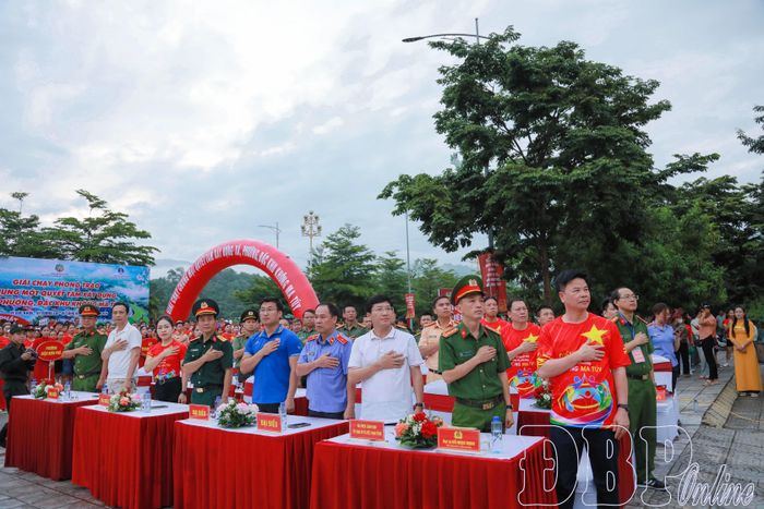 Đại biểu tham dự chương trình dành phút mặc niệm các nạn nhân tử vong do ma túy và cán bộ, chiến sĩ đã hy sinh trong đấu tranh phòng, chống tội phạm ma túy.