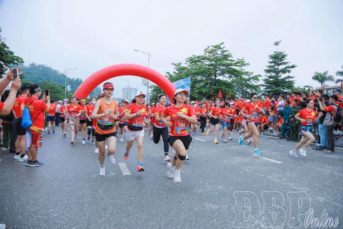 Các VĐV thi đấu nội dung 3km nữ.