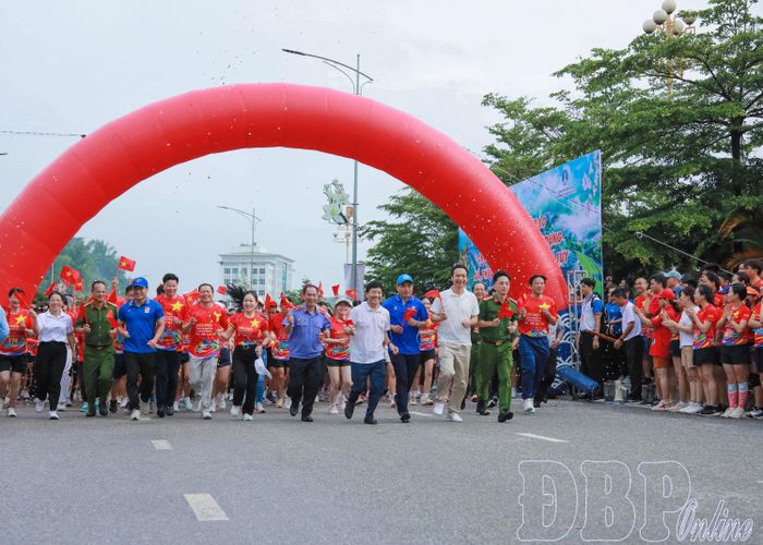 Đại biểu cùng cán bộ chiến sĩ, người dân hưởng ứng chạy 1km trên trục đường 7 tháng 5.