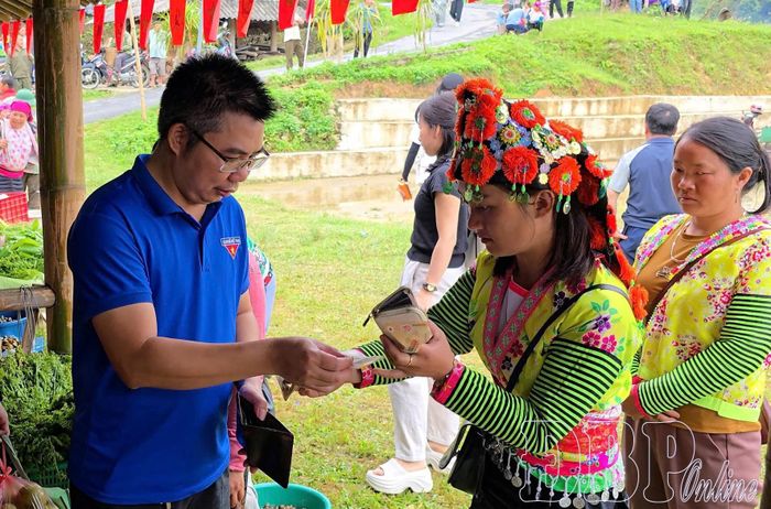 Hoạt động mua bán sôi nổi.