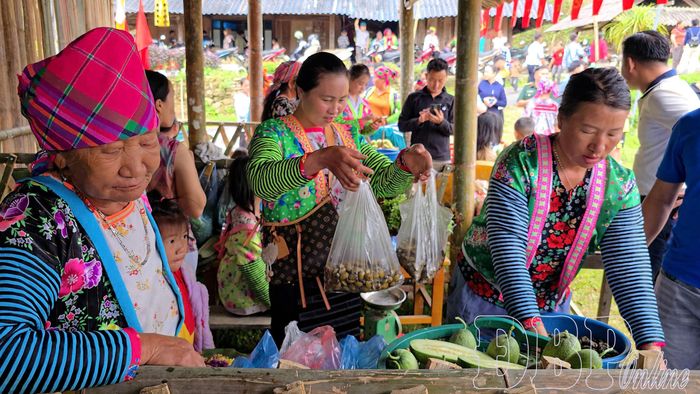 Người dân địa phương đem nông sản tới chợ mua bán, trao đổi.