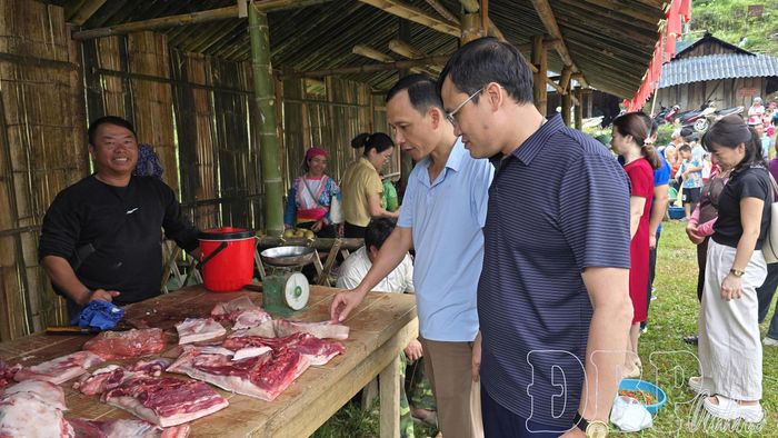 Thịt lợn bản địa là nguyên liệu tươi ngon được nhiều du khách lựa chọn. 