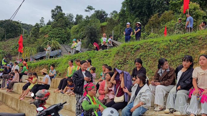 Đông đảo người dân địa phương, các xã lân cận và du khách tới tham quan chợ.