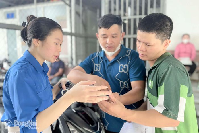 Đoàn viên thanh niên phường Trảng Dài hỗ trợ người dân thực hiện thủ tục hành chính công trực tuyến tại Công an phường Trảng Dài. Ảnh: Hạnh Dung