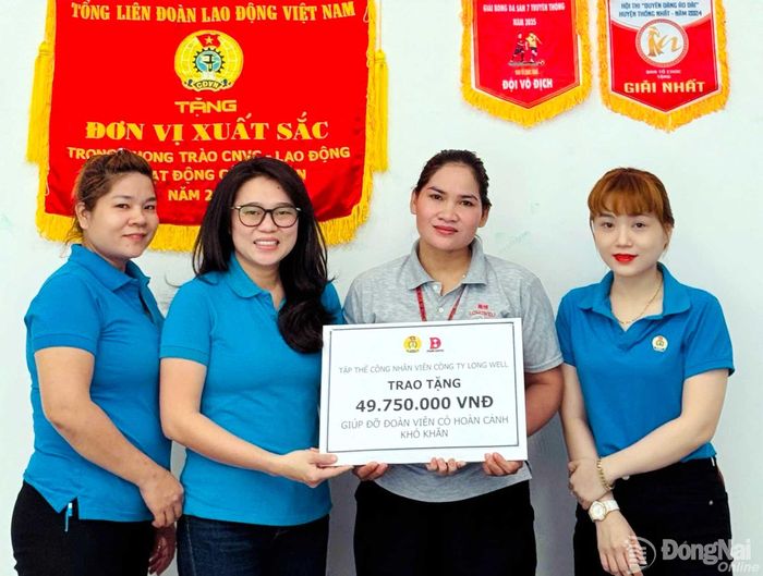 Chi ủy chi bộ và Công đoàn Công ty TNHH Longwell hỗ trợ công nhân có hoàn cảnh khó khăn. Ảnh: C.T.V
