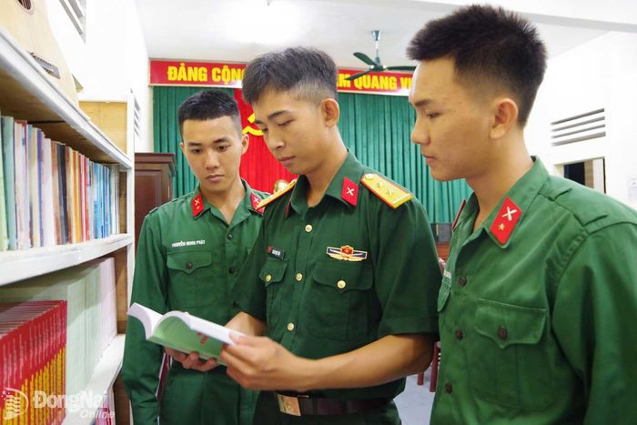 Chiến sĩ trẻ Đinh Khổng Hoàng Gia Hưng (bên phải) và Nguyễn Minh Phát (bên trái) cùng chỉ huy trung đội trong buổi tối sinh hoạt chính trị. Ảnh: Thanh Tú