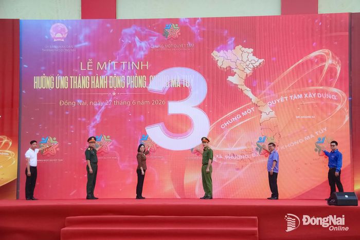 Ban tổ chức bấm nút điện tử khai mạc giải chạy. Ảnh: Trần Danh