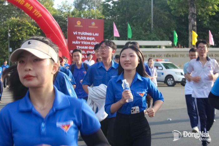 Vận động viên của các khối lực lượng vũ trang và học sinh các trường học tham gia giải chạy. Ảnh: Trần Danh