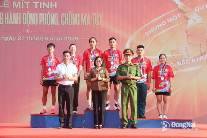 Ban tổ chức trao giải cho các vận động viên đạt thành tích. Ảnh: Trần Danh
