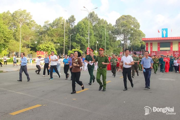Các đại biểu tham gia giải chạy. Ảnh: Trần Danh
