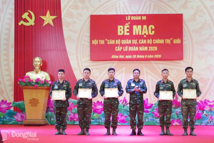 Đại tá Nguyễn Xuân Thấm, Bí thư Đảng ủy, Chính ủy Lữ đoàn 96, Bộ Tư lệnh Pháo binh - Tên lửa trao giải nhất ở các nội dung chuyên ngành cho thí sinh. Ảnh: ĐVCC