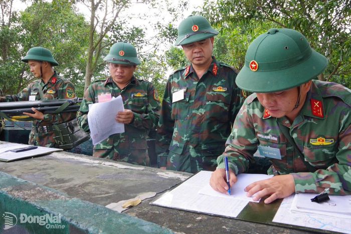 Thượng tá Thân Đình Thắng (thứ 2 từ phải qua), Phó Lữ đoàn trưởng, Tham mưu trưởng lữ đoàn bám sát thí sinh trong từng nội dung thi. Ảnh: ĐVCC
