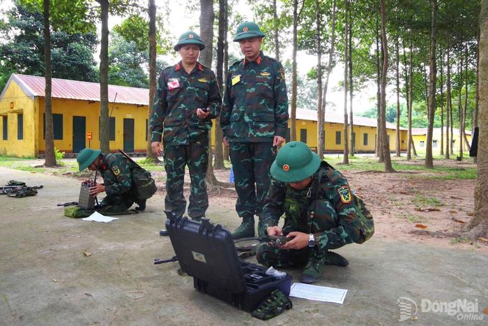 Thủ trưởng lữ đoàn theo dõi sát các nội dung thi. Ảnh: ĐVCC