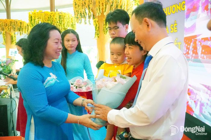 Phó Chủ tịch Tổng Liên đoàn Lao động Việt Nam Thái Thu Xương trao khen thưởng cho các gia đình.