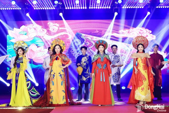 Các thí sinh tôn vinh áo dài truyền thống trong đêm chung kết. Ảnh: CN