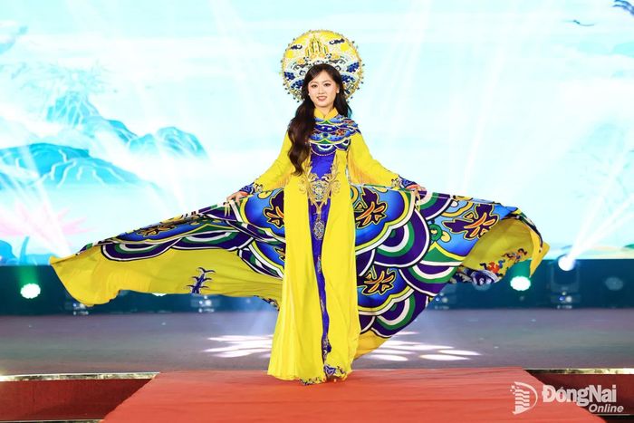 Họa tiết chim công thể hiện qua phần thi áo dài. Ảnh: CN