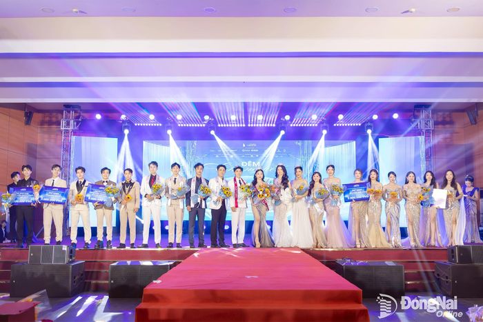 Ban tổ chức trao giải Nam vương, Á vương và các danh hiệu cho thí sinh tham dự cuộc thi. Ảnh: Công Nghĩa