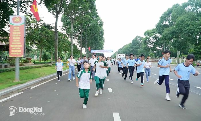 Cán bộ, chiến sĩ, đoàn viên, hội viên và nhân dân xã Cẩm Mỹ tham gia chạy hưởng ứng. Ảnh: Đinh Tài