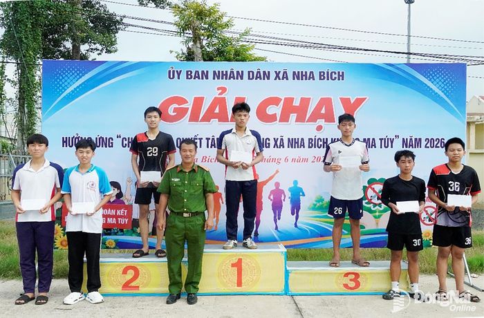 Lãnh đạo Công an xã Nha Bích trao giải cho các vận động viên nam. Ảnh: Tiến Công