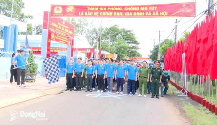 Các đại biểu tham gia chạy hưởng ứng. Ảnh: Trần Nguyên