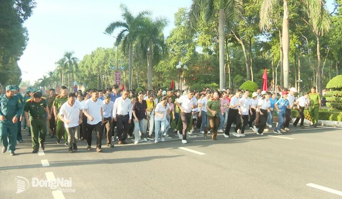 Cán bộ, lực lượng vũ trang, đoàn viên, hội viên và nhân dân trên địa bàn phường tham gia hoạt động Ngày chạy Olympic. Ảnh: Đỗ Trình
