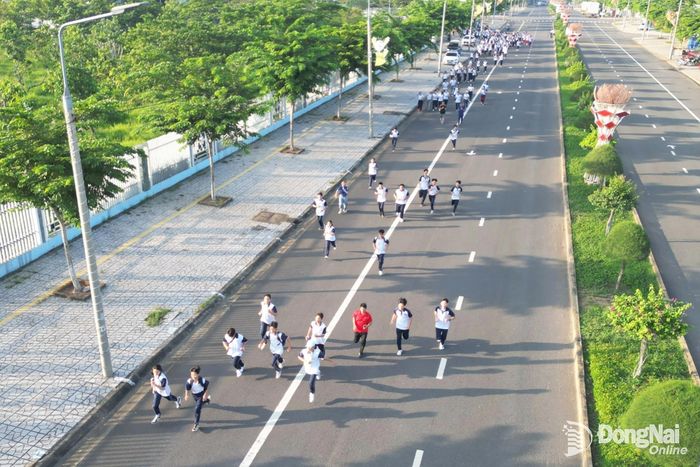Cán bộ, công chức, lực lượng vũ trang, đoàn viên thanh niên, học sinh và đại diện các khu phố trên địa bàn phường Trảng Bom tham gia chạy hưởng ứng. Ảnh: Thanh Toàn 