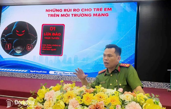 Đại úy Phan Trọng Sử, cán bộ Công an phường Trấn Biên trình bày chuyên đề về phòng ngừa các thủ đoạn lừa đảo trên không gian mạng. Ảnh: Duy Tân