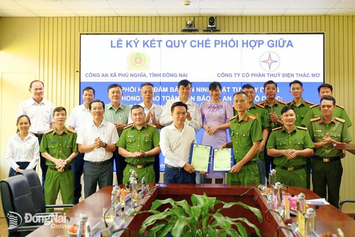 Ngày 12-2-2026 TMP thực hiện ký kết Quy chế phối hợp với Công an xã Phú Nghĩa. Ảnh: Mỹ Phương