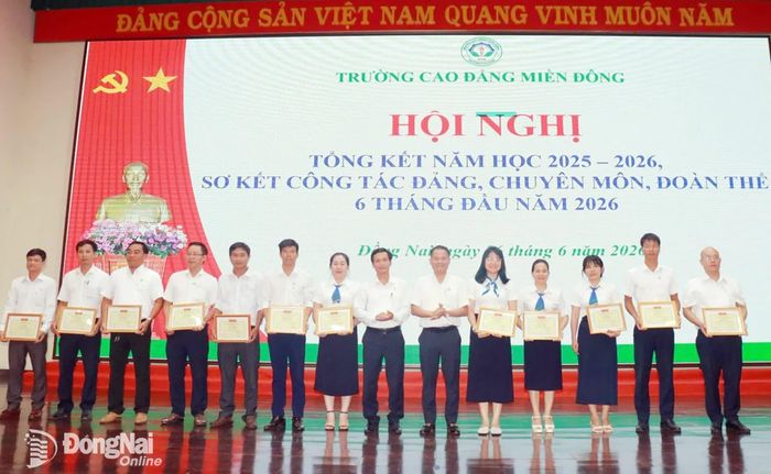 Các tập thể và cá nhân đạt thành tích xuất sắc trong năm học 2025 – 2026 nhận giấy khen. Ảnh: Thu Hà – Duy Khánh