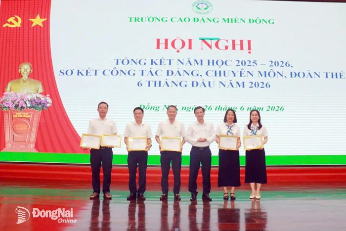Thầy Nguyễn Huy Đào, Phó Bí thư Đảng ủy, Phó Hiệu trưởng, Chủ tịch Công đoàn Trường Cao đẳng Miền Đông trao giải cho các cá nhân đạt giải tại cuộc thi Sáng tác ca khúc, video, poster AI. Ảnh: Thu Hà – EC Media.