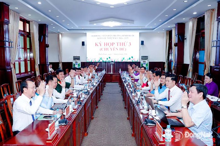 Các đại biểu biểu quyết thông qua Nghị quyết về sắp xếp, tổ chức lại các khu phố. Ảnh: Nhã Trâm
