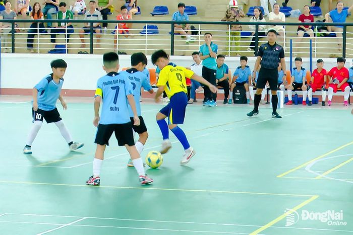 Các cầu thủ U.11 phường Bình Phước và phường Đồng Phú tranh tài trong trận đấu mở màn vòng loại Cụm 8. Ảnh: CTV