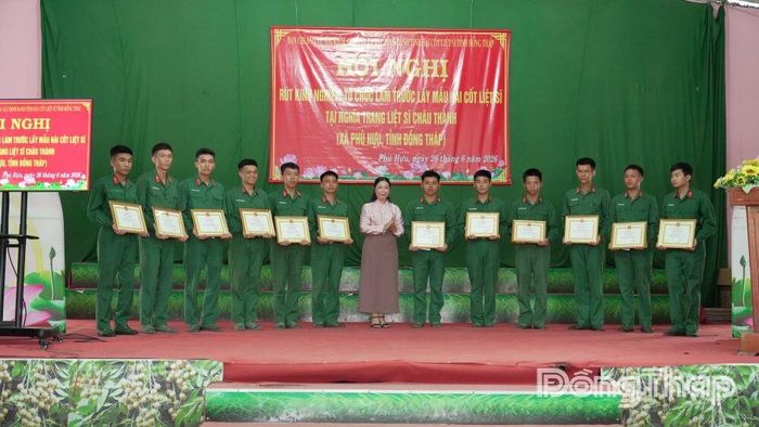 Lãnh đạo UBND xã Phú Hựu trao Giấy khen cho các cá nhân có thành tích xuất sắc trong thực hiện nhiệm vụ.