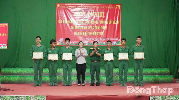 Đồng chí Nguyễn Thị Kiều Loan, Phó Giám đốc Sở Nội vụ tỉnh, Phó Ban chỉ đạo 515 tỉnh, trao Giấy khen cho các cá nhân có thành tích xuất sắc trong trong thực hiện nhiệm vụ