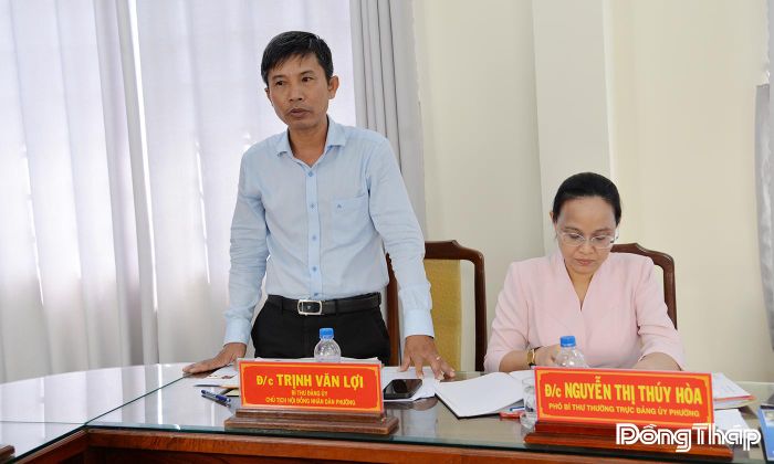 Đồng chí Trịnh Văn Lợi, Bí thư Đảng ủy, Chủ tịch HĐND phường báo cáo về tình hình hoạt động của địa phương. 