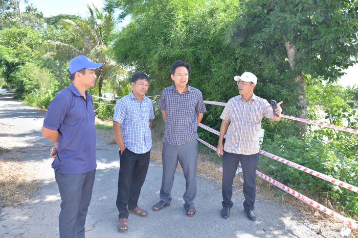 Lãnh đạo ngành Nông nghiệp và chính quyền địa phương trao đổi phương án xử lý.