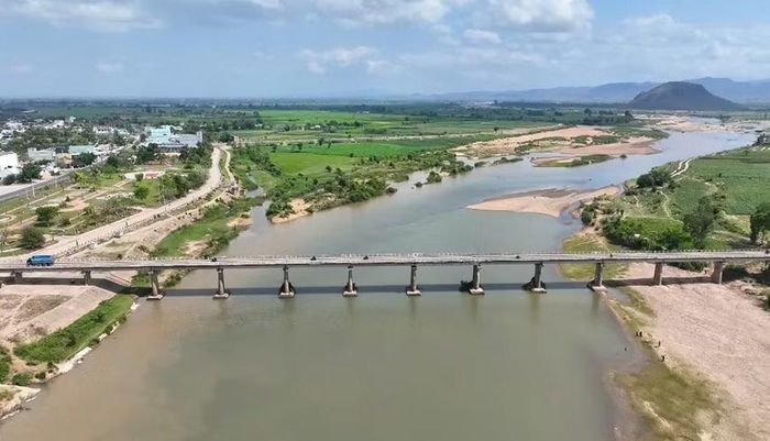  Từ trung tâm xã Ia Tul nhìn về phía xa, ngọn Chư Mố nổi bật giữa vùng đất ven sông Ba. Ảnh: Minh Trung 