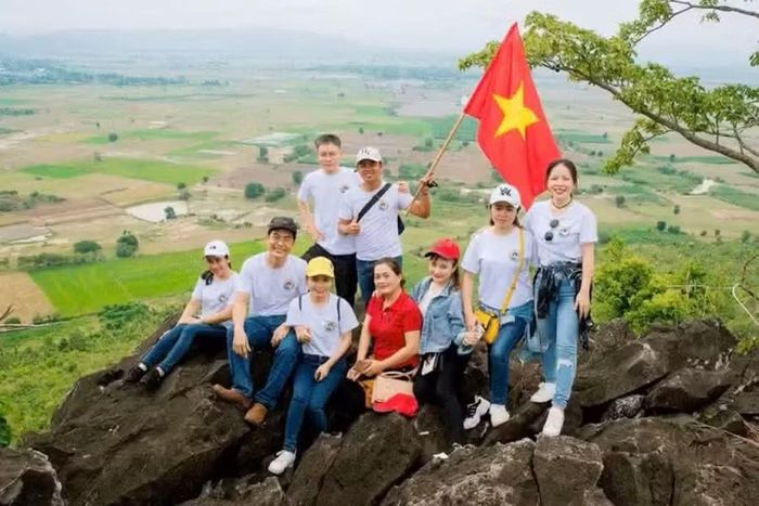  Du khách chinh phục đỉnh Chư Mố. Ảnh: ĐVCC 