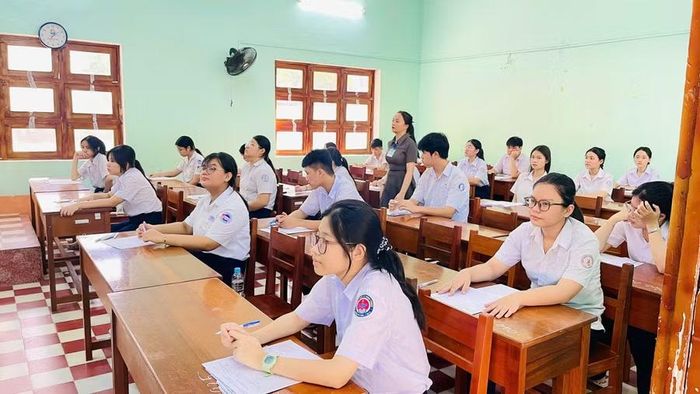  Thí sinh bước vào môn thi Ngữ văn với thời gian làm bài 120 phút. Ảnh: Trần Dung 