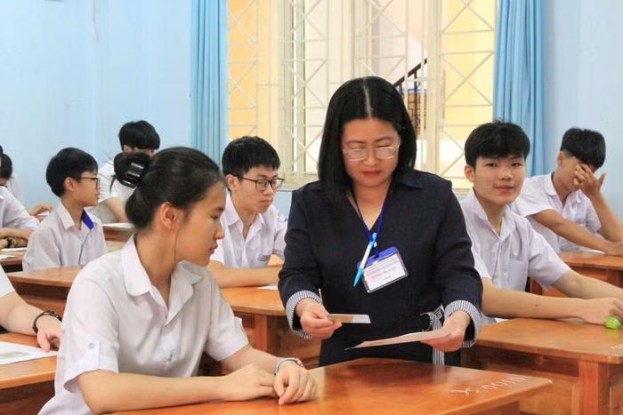  Thí sinh dự thi tại điểm thi Trường THPT chuyên Hùng Vương (phường Diên Hồng). Ảnh: Hoàng Hoài 